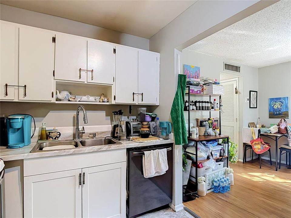 For Sale: $119,900 (1 beds, 1 baths, 800 Square Feet)