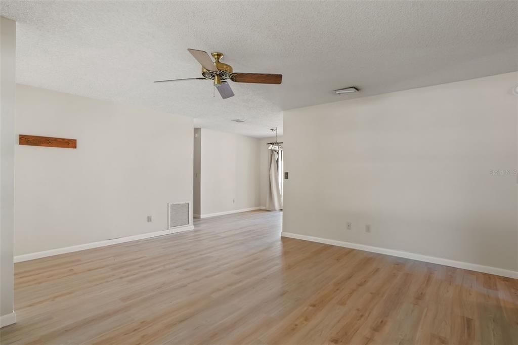 Activo con contrato: $300,000 (3 camas, 2 baños, 1146 Pies cuadrados)