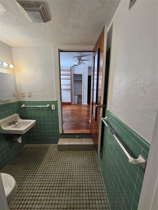 For Rent: $2,600 (4 beds, 3 baths, 1910 Square Feet)