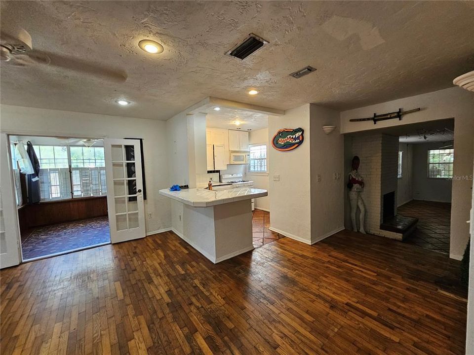 For Rent: $2,600 (4 beds, 3 baths, 1910 Square Feet)