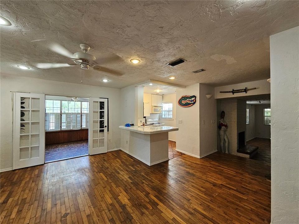 For Rent: $2,600 (4 beds, 3 baths, 1910 Square Feet)