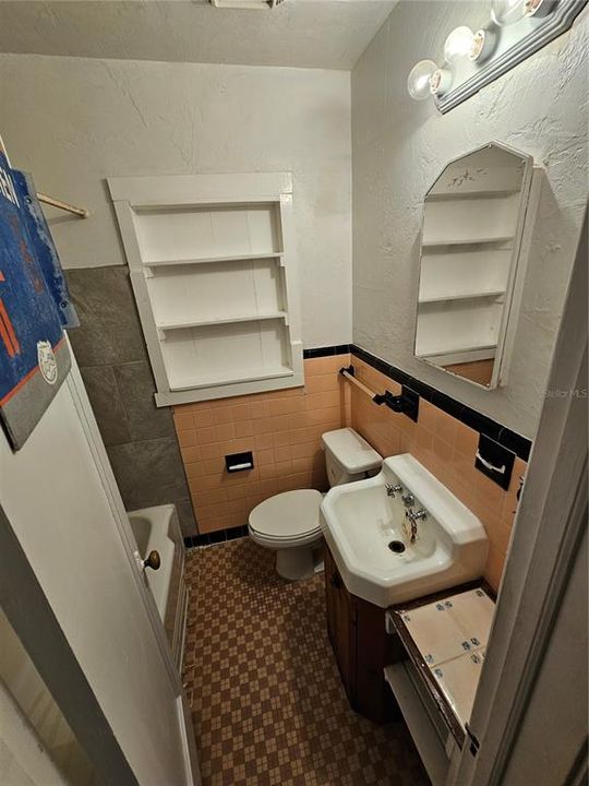 For Rent: $2,600 (4 beds, 3 baths, 1910 Square Feet)