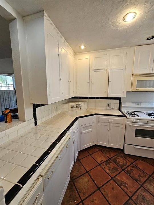 For Rent: $2,600 (4 beds, 3 baths, 1910 Square Feet)