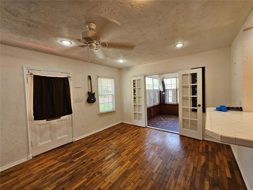For Rent: $2,600 (4 beds, 3 baths, 1910 Square Feet)