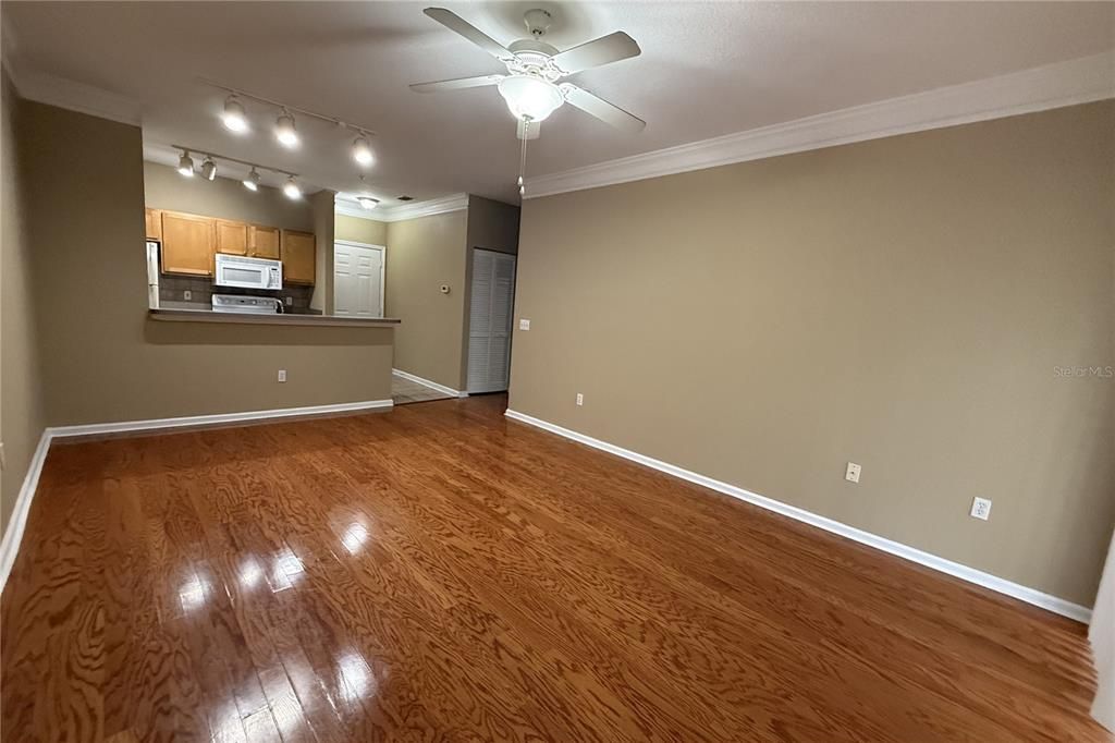 For Rent: $1,695 (2 beds, 1 baths, 978 Square Feet)