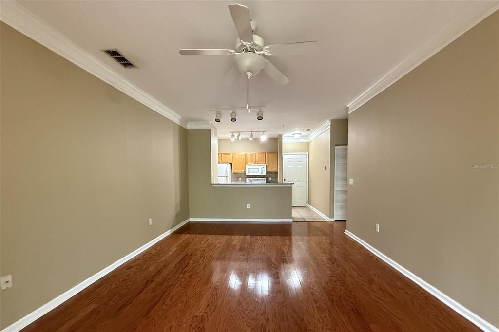 For Rent: $1,695 (2 beds, 1 baths, 978 Square Feet)
