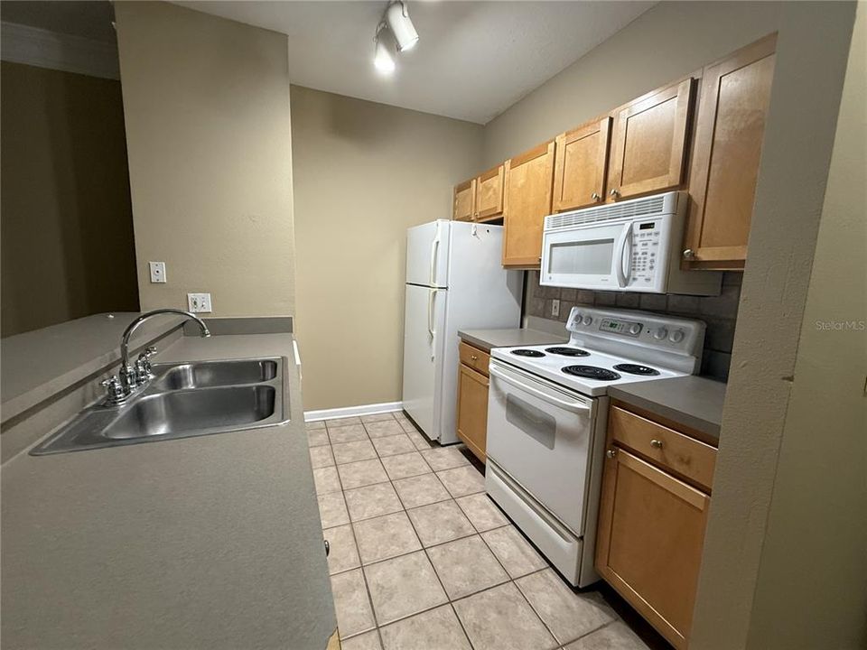 For Rent: $1,695 (2 beds, 1 baths, 978 Square Feet)