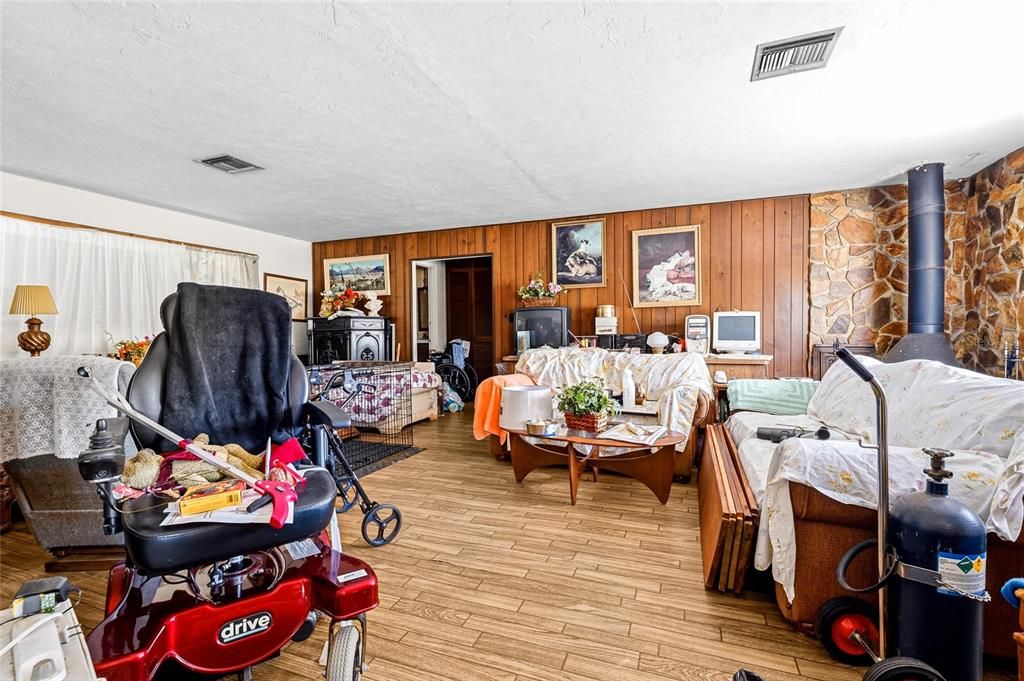 For Sale: $3,295,000 (7 beds, 6 baths, 5592 Square Feet)