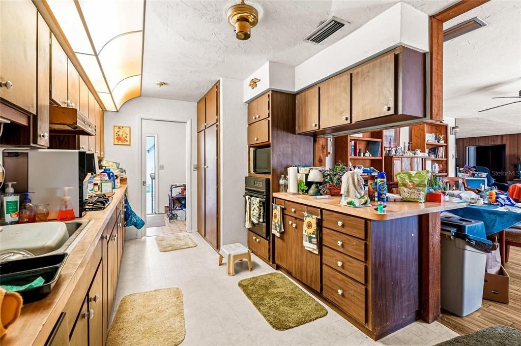 For Sale: $3,295,000 (7 beds, 6 baths, 5592 Square Feet)