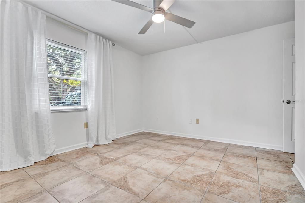 For Sale: $210,000 (2 beds, 1 baths, 700 Square Feet)