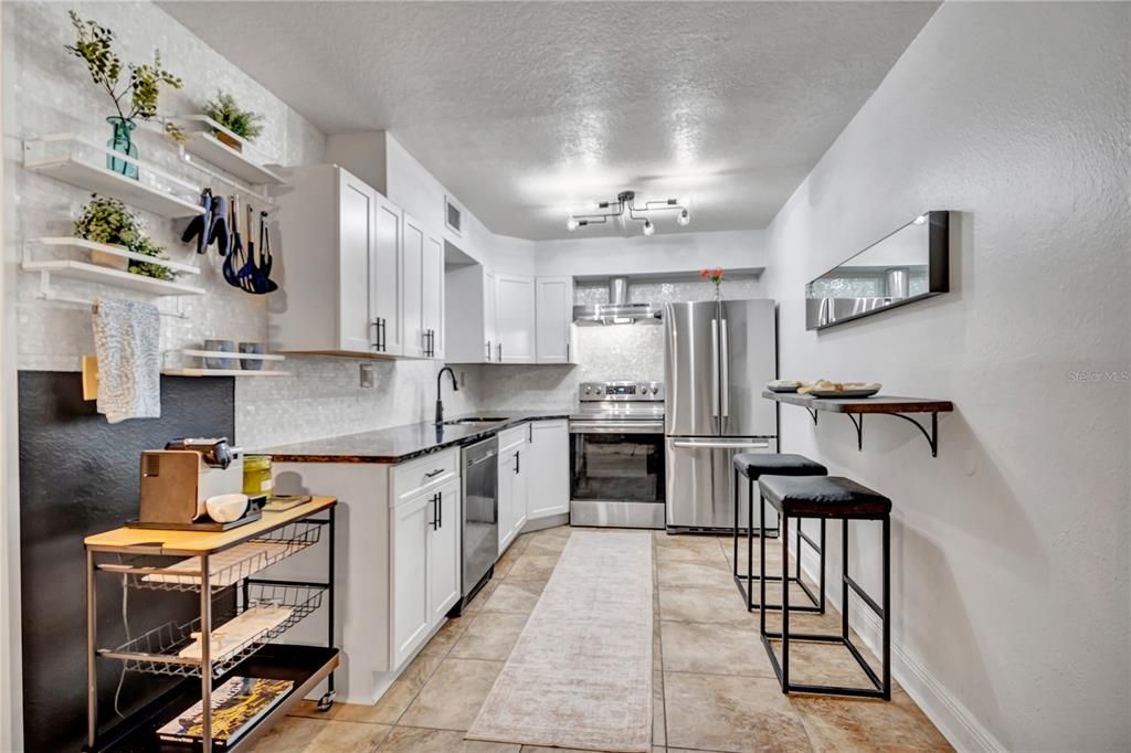 For Sale: $210,000 (2 beds, 1 baths, 700 Square Feet)