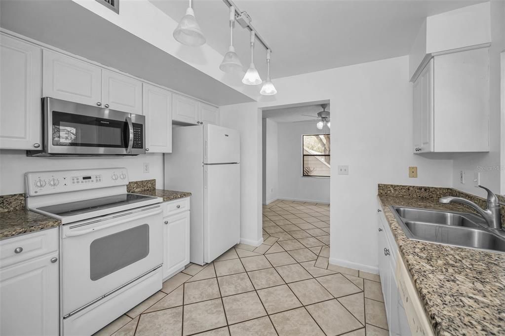 For Rent: $2,250 (2 beds, 2 baths, 1040 Square Feet)