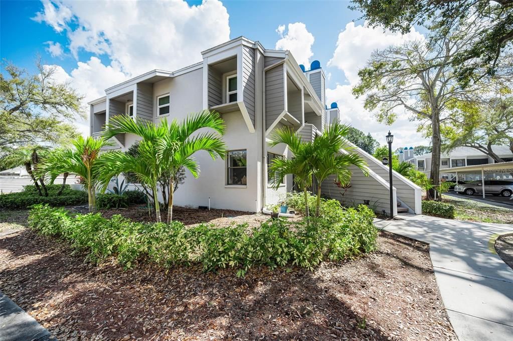 For Rent: $2,250 (2 beds, 2 baths, 1040 Square Feet)