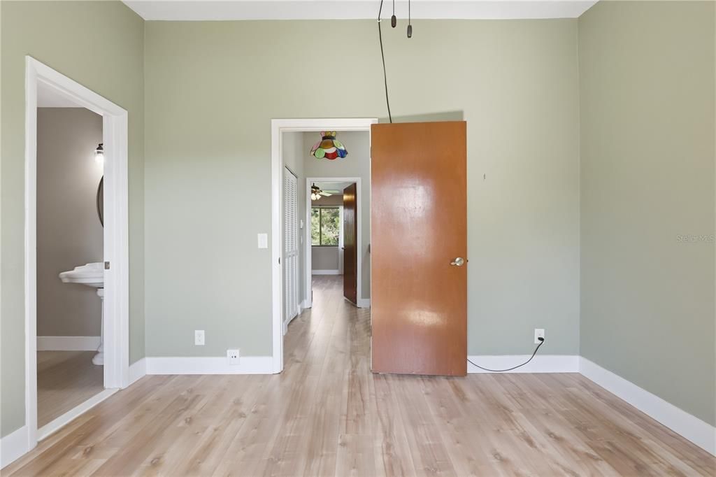 For Sale: $205,000 (2 beds, 2 baths, 1316 Square Feet)