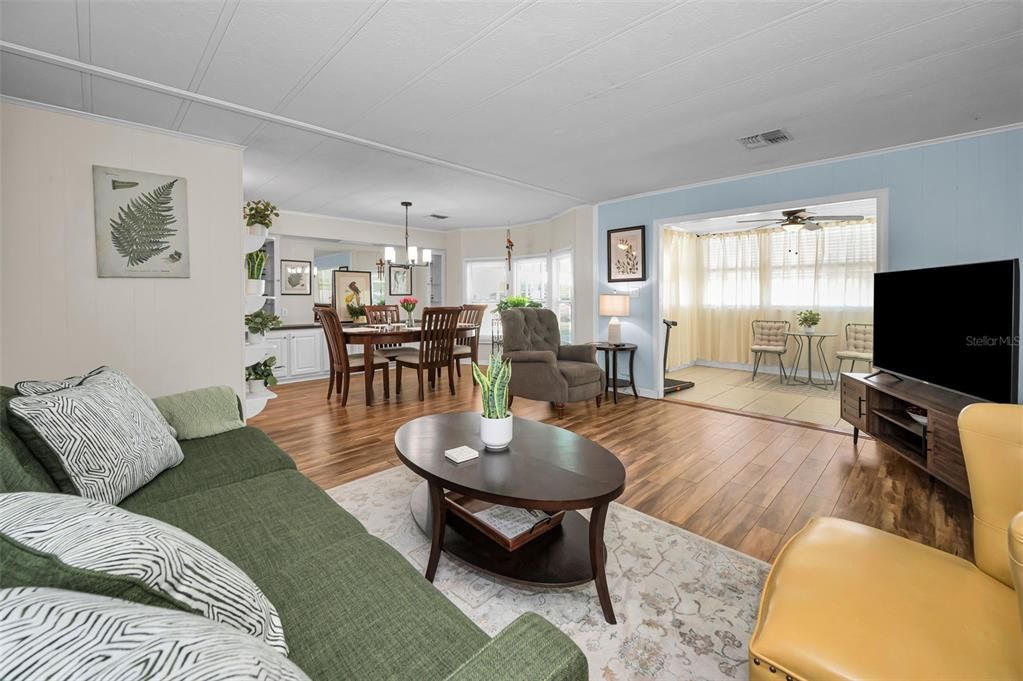 For Sale: $149,900 (2 beds, 2 baths, 1080 Square Feet)