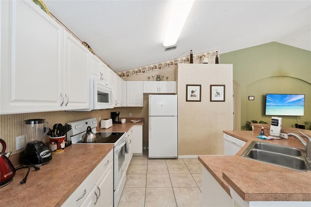 For Sale: $410,000 (4 beds, 2 baths, 1902 Square Feet)