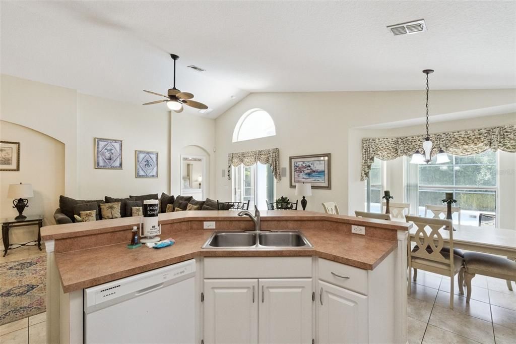 For Sale: $410,000 (4 beds, 2 baths, 1902 Square Feet)