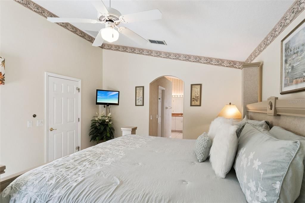 For Sale: $410,000 (4 beds, 2 baths, 1902 Square Feet)