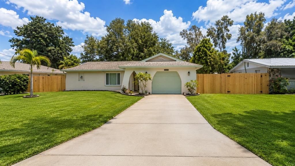 For Rent: $2,000 (2 beds, 2 baths, 1326 Square Feet)