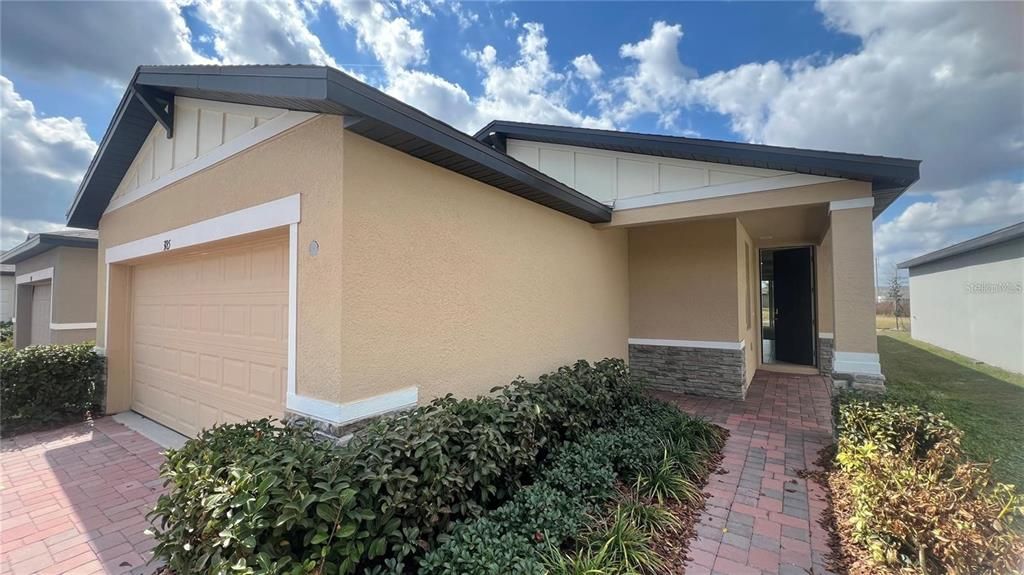 For Rent: $2,100 (4 beds, 2 baths, 1610 Square Feet)