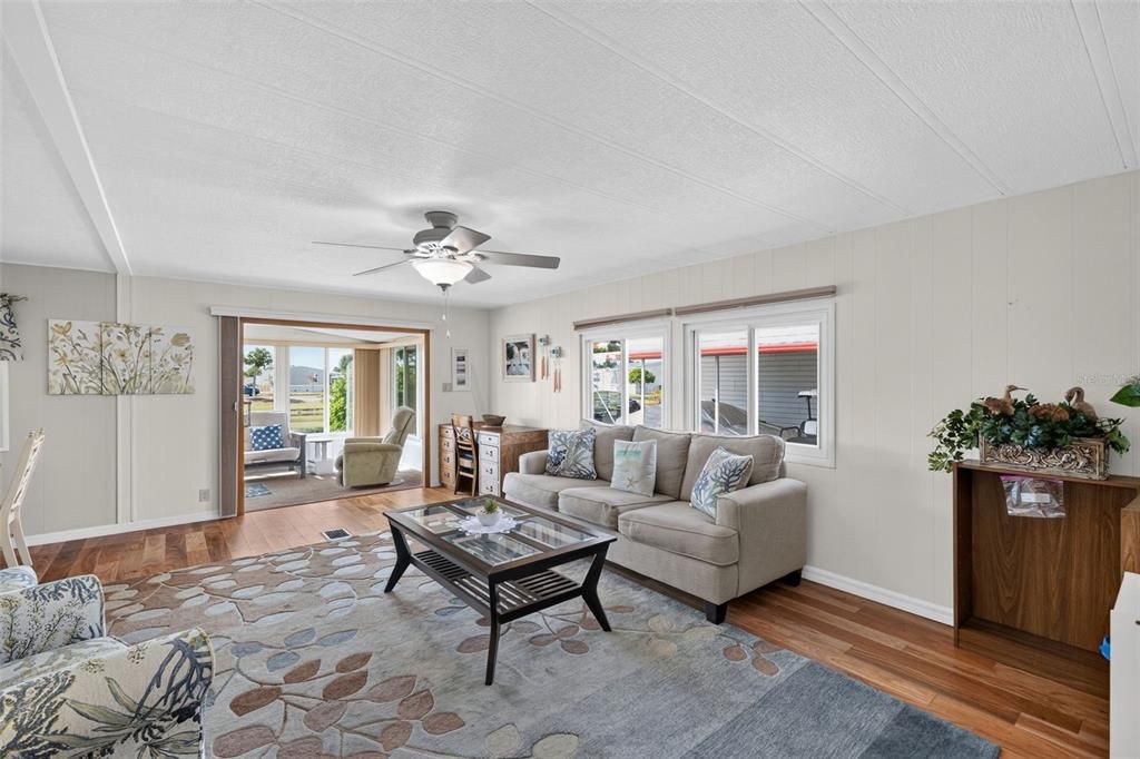 For Sale: $150,000 (2 beds, 2 baths, 1276 Square Feet)