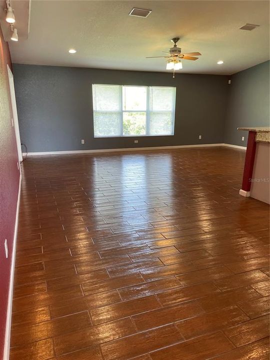 For Rent: $2,400 (4 beds, 2 baths, 2305 Square Feet)