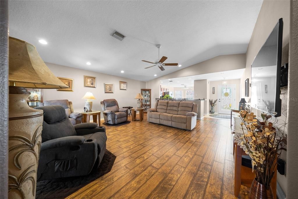 For Sale: $234,900 (2 beds, 2 baths, 1558 Square Feet)