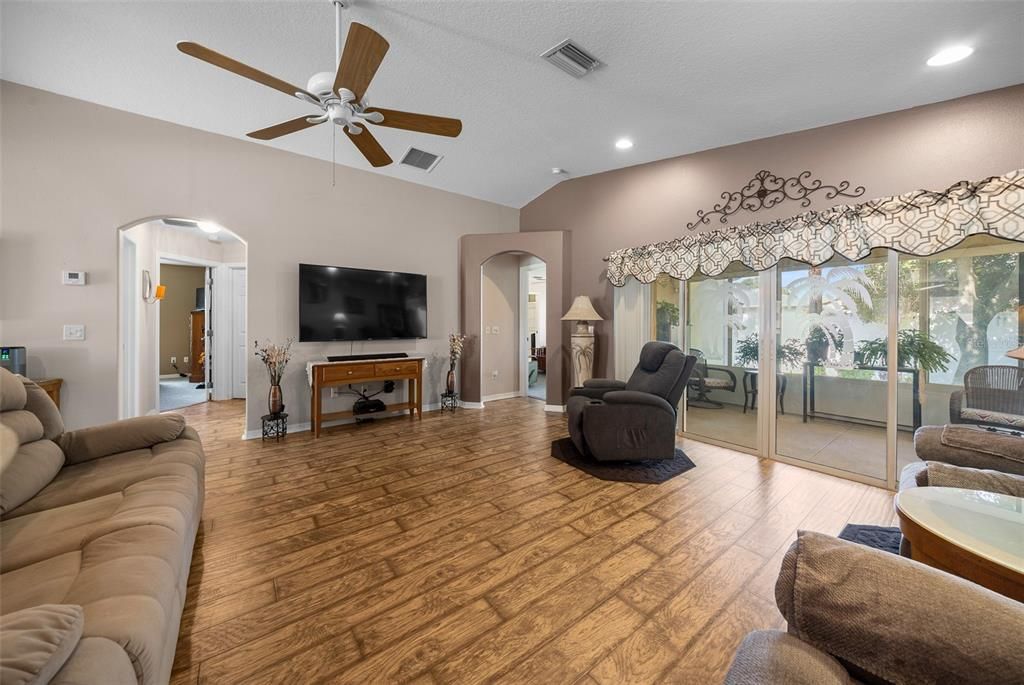 For Sale: $234,900 (2 beds, 2 baths, 1558 Square Feet)
