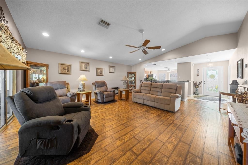 For Sale: $234,900 (2 beds, 2 baths, 1558 Square Feet)