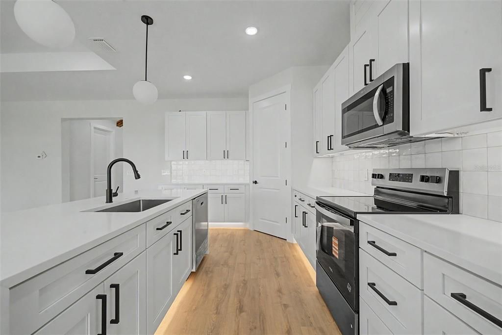 For Sale: $349,900 (3 beds, 2 baths, 1676 Square Feet)