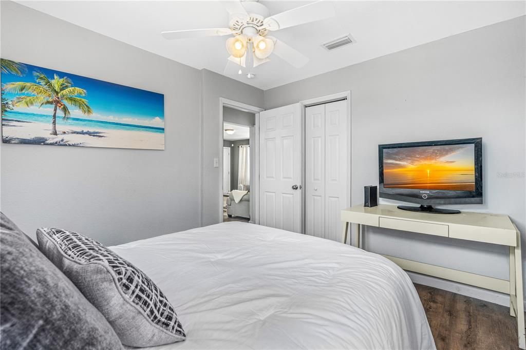 На продажу: $349,999 (2 спален, 1 ванн, 940 Квадратных фут)