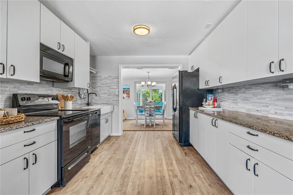 На продажу: $349,999 (2 спален, 1 ванн, 940 Квадратных фут)