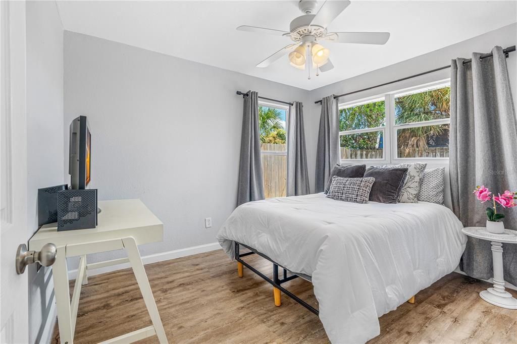 На продажу: $349,999 (2 спален, 1 ванн, 940 Квадратных фут)
