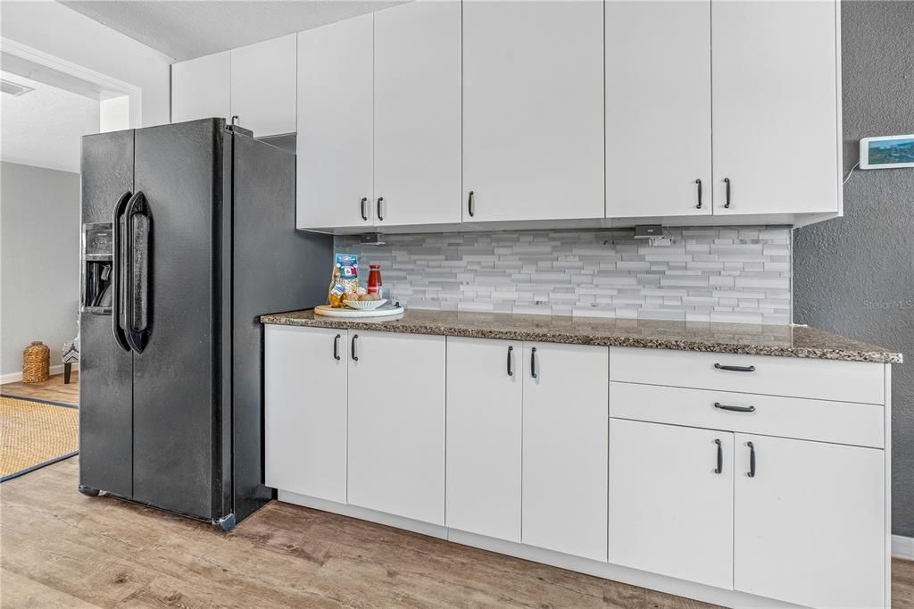 На продажу: $349,999 (2 спален, 1 ванн, 940 Квадратных фут)