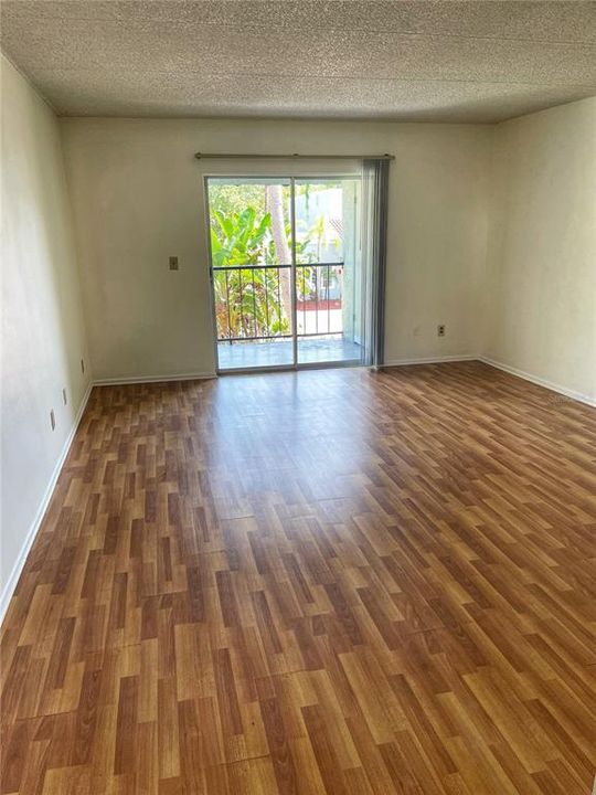 For Sale: $129,500 (1 beds, 1 baths, 742 Square Feet)
