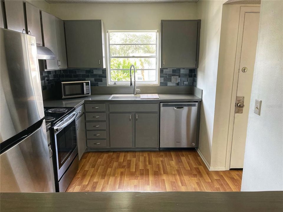 For Sale: $129,500 (1 beds, 1 baths, 742 Square Feet)