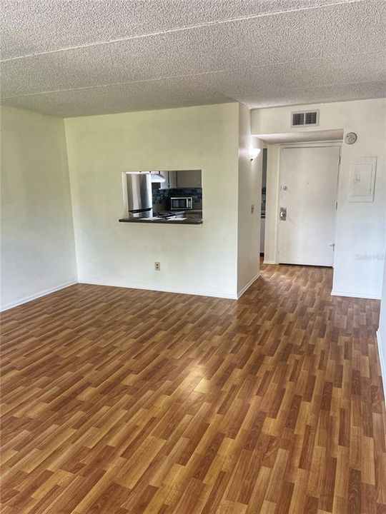 For Sale: $129,500 (1 beds, 1 baths, 742 Square Feet)