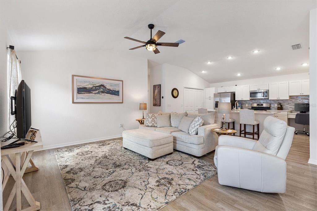 For Sale: $297,000 (2 beds, 2 baths, 1280 Square Feet)