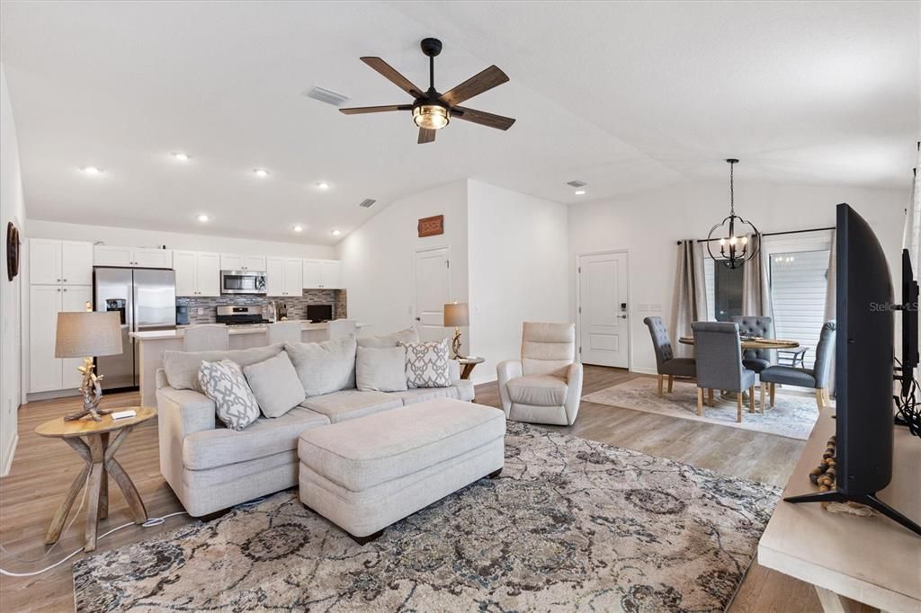 For Sale: $297,000 (2 beds, 2 baths, 1280 Square Feet)