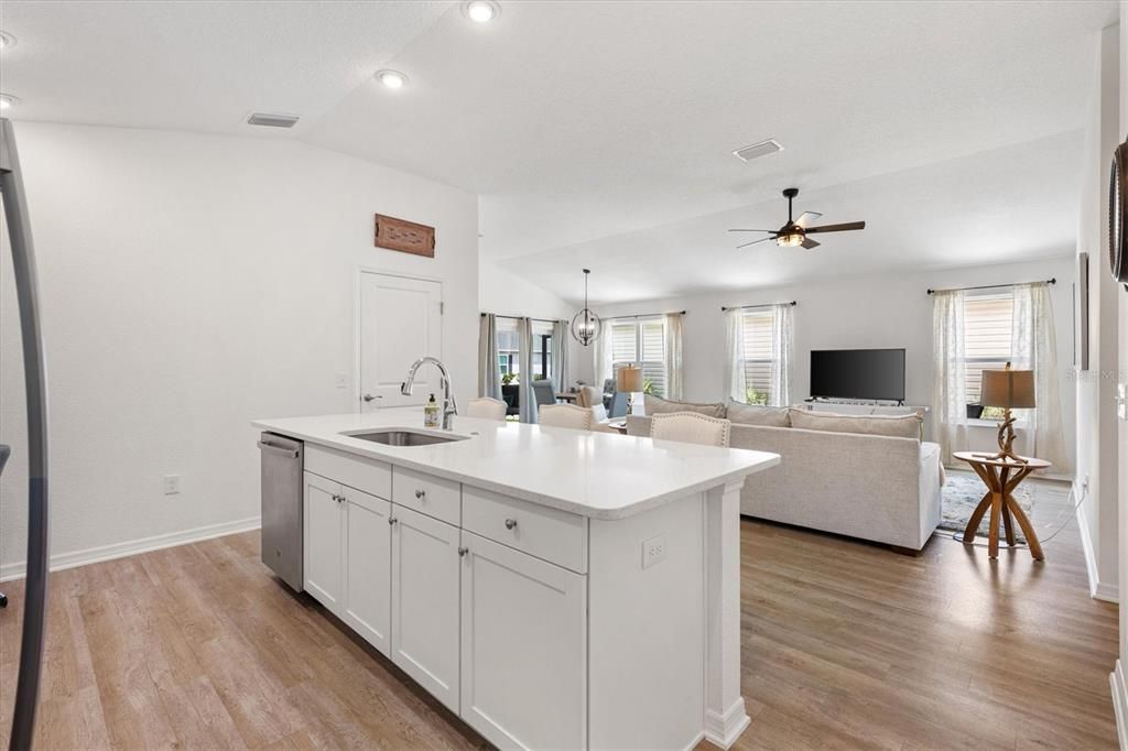 For Sale: $297,000 (2 beds, 2 baths, 1280 Square Feet)