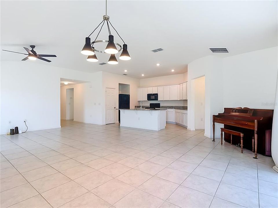 For Sale: $355,000 (4 beds, 2 baths, 1978 Square Feet)