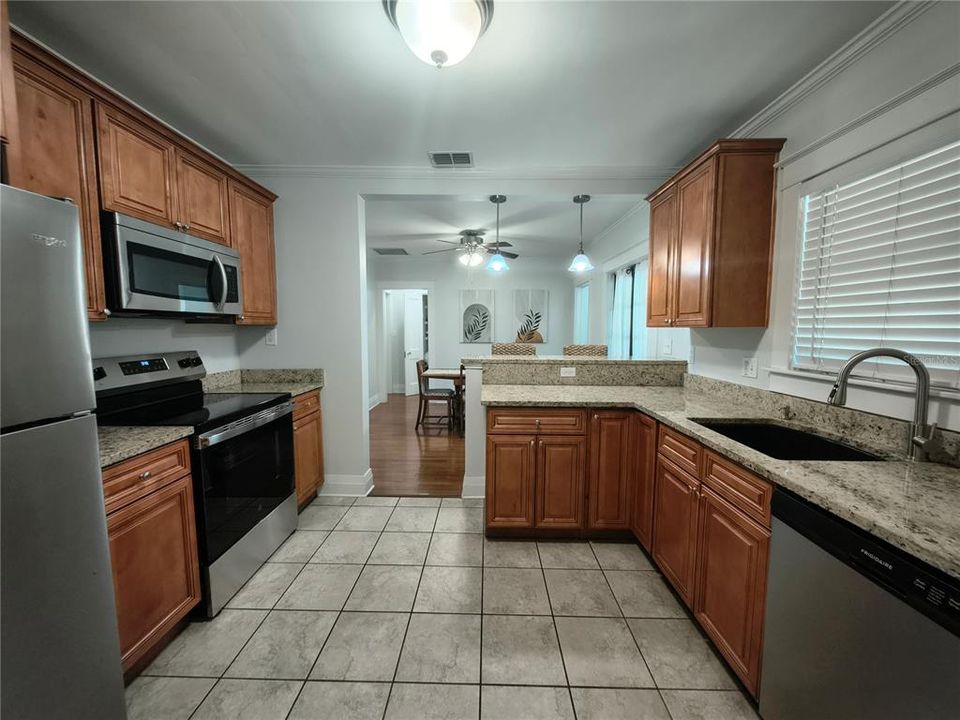 For Sale: $365,000 (2 beds, 1 baths, 952 Square Feet)