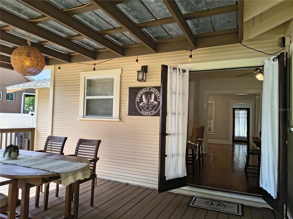 For Sale: $365,000 (2 beds, 1 baths, 952 Square Feet)
