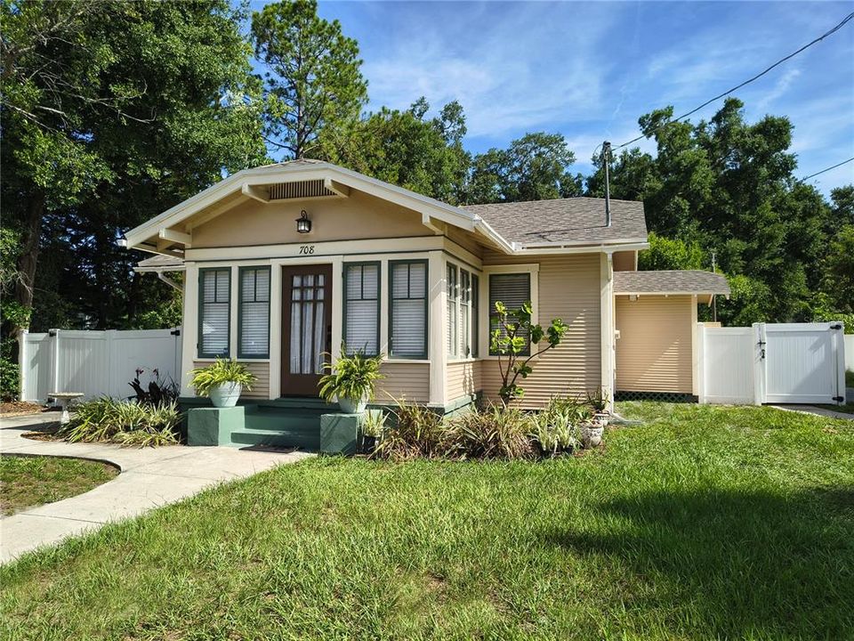 For Sale: $365,000 (2 beds, 1 baths, 952 Square Feet)