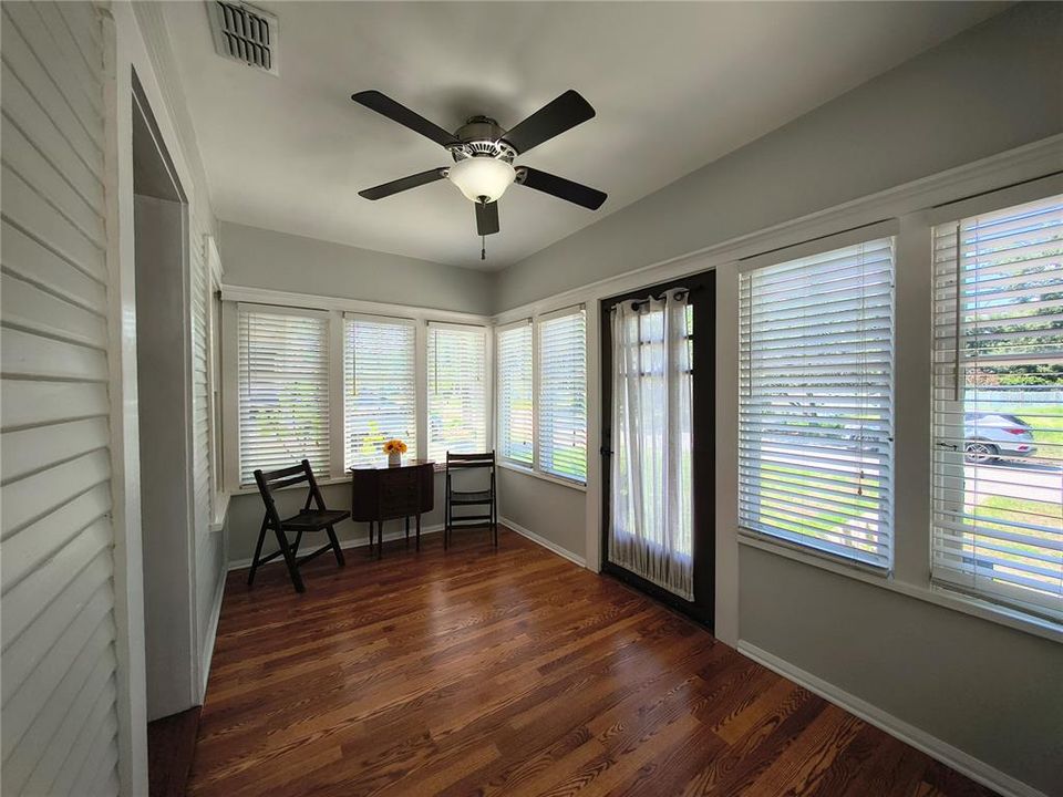 For Sale: $365,000 (2 beds, 1 baths, 952 Square Feet)