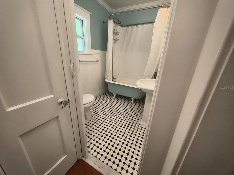For Sale: $365,000 (2 beds, 1 baths, 952 Square Feet)