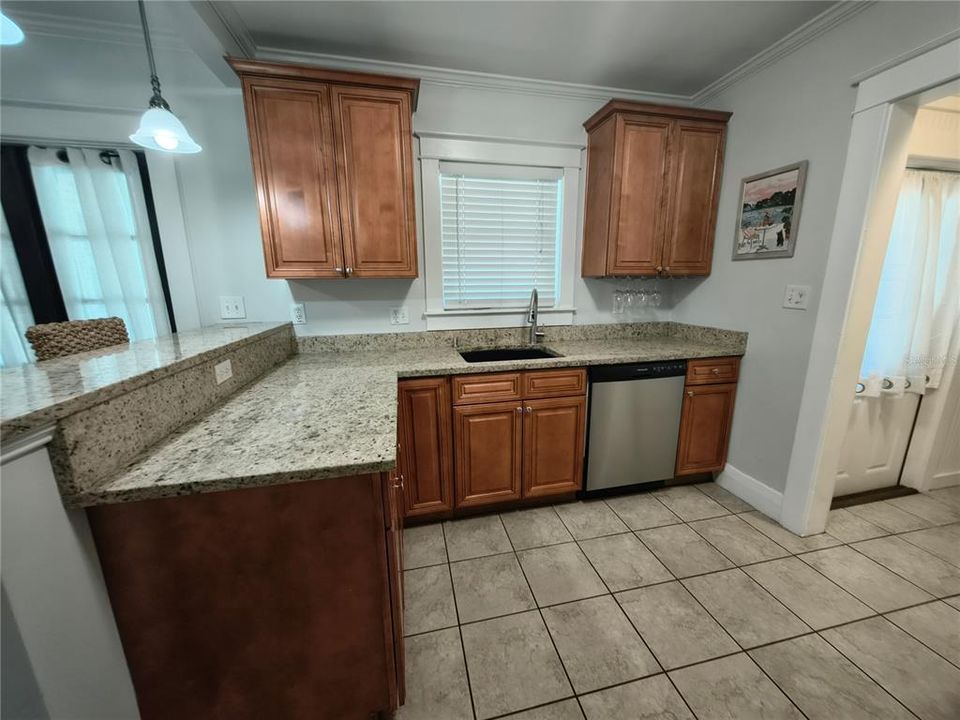 For Sale: $365,000 (2 beds, 1 baths, 952 Square Feet)