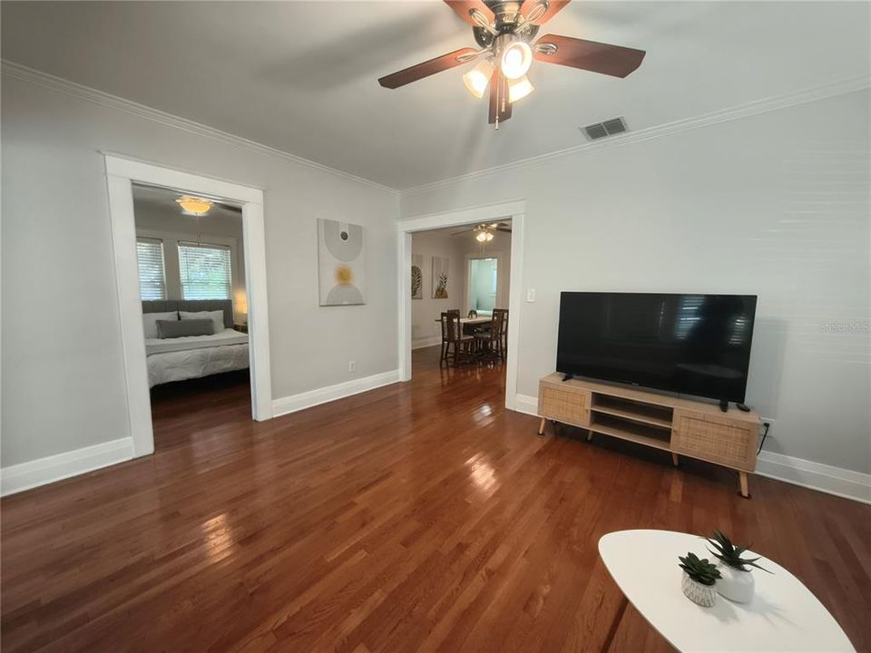 For Sale: $365,000 (2 beds, 1 baths, 952 Square Feet)