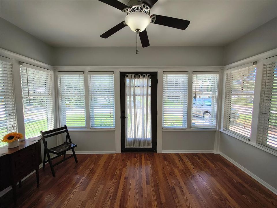 For Sale: $365,000 (2 beds, 1 baths, 952 Square Feet)
