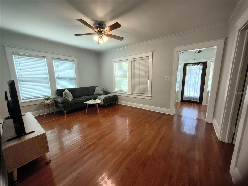 For Sale: $365,000 (2 beds, 1 baths, 952 Square Feet)